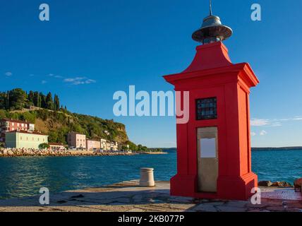 Un phare rouge sur le front de mer de la ville médiévale historique de Piran sur la côte de Slovénie Banque D'Images