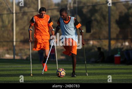 Les joueurs palestiniens de football amputés participent à une séance de formation de leur équipe au stade de la municipalité de Deir Al Balah, dans le centre de la bande de Gaza, sur 23 juillet 2018. Pour la première fois dans la bande de Gaza palestinienne, une équipe de football composée d'amputés mâles a récemment été formée pour jeter les bases d'un tel sport dans le territoire à blocus israélien, appelé « les héros », Pourrait être une lueur d'espoir pour beaucoup de jeunes avec des amputations causées par de fréquentes séries de violence avec Israël et d'autres accidents. (Photo de Majdi Fathi/NurPhoto) Banque D'Images