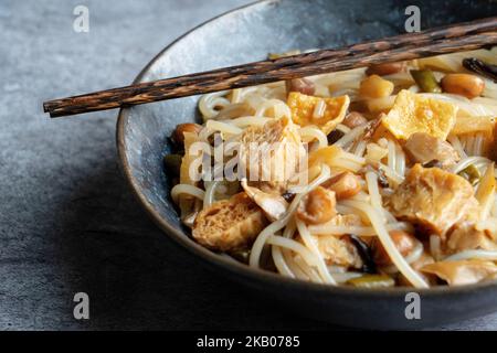 Soupe chinoise de nouilles de riz appelée nouilles de riz luo si, spécialité de Liuzhou, Guangxi. Le plat se compose de nouilles de riz bouillies et servies dans une soupe. Banque D'Images