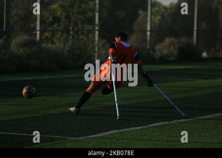 Les joueurs palestiniens de football amputés participent à une séance de formation de leur équipe au stade de la municipalité de Deir Al Balah, dans le centre de la bande de Gaza, sur 23 juillet 2018. Pour la première fois dans la bande de Gaza palestinienne, une équipe de football composée d'amputés mâles a récemment été formée pour jeter les bases d'un tel sport dans le territoire à blocus israélien, appelé « les héros », Pourrait être une lueur d'espoir pour beaucoup de jeunes avec des amputations causées par de fréquentes séries de violence avec Israël et d'autres accidents. (Photo de Majdi Fathi/NurPhoto) Banque D'Images