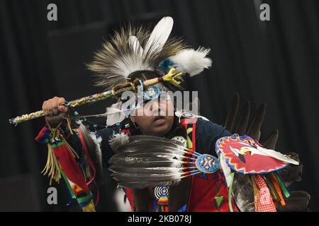 Un jeune membre des Premières nations lors de la troisième compétition annuelle de Pow Wow traditionnel, au K-Days Festival à Edmonton. Plus de 700 danseurs des Premières nations de dizaines de tribus différentes seront présentés à K-Days à Edmonton pendant trois jours cette semaine. Mardi, 24 juillet 2018, à Edmonton, en Alberta, Canada. (Photo par Artur Widak/NurPhoto) Banque D'Images