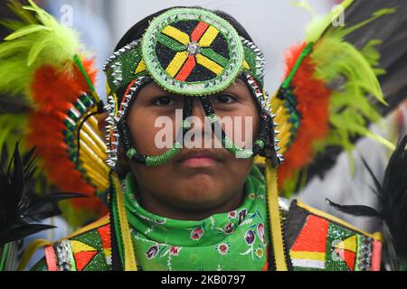 Un jeune membre des Premières nations lors de la troisième compétition annuelle de Pow Wow traditionnel, au K-Days Festival à Edmonton. Plus de 700 danseurs des Premières nations de dizaines de tribus différentes seront présentés à K-Days à Edmonton pendant trois jours cette semaine. Mardi, 24 juillet 2018, à Edmonton, en Alberta, Canada. (Photo par Artur Widak/NurPhoto) Banque D'Images