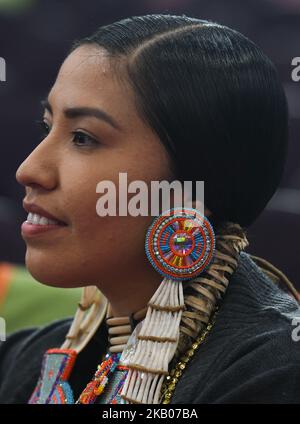 Un jeune membre des Premières nations lors de la troisième compétition annuelle de Pow Wow traditionnel, au K-Days Festival à Edmonton. Plus de 700 danseurs des Premières nations de dizaines de tribus différentes seront présentés à K-Days à Edmonton pendant trois jours cette semaine. Mardi, 24 juillet 2018, à Edmonton, en Alberta, Canada. (Photo par Artur Widak/NurPhoto) Banque D'Images