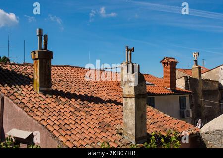 Toits de tuiles de terre cuite traditionnels sur des bâtiments historiques dans le centre médiéval de Piran sur la côte de Slovénie Banque D'Images