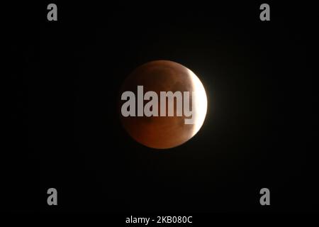 Éclipse lunaire comme vu à Jaipur, Rajasthan, Inde sur, 28 juillet 2018. La plus longue éclipse lunaire du 21st siècle fait tourner la lune en rouge.(photo de Vishal Bhatnagar/NurPhoto) Banque D'Images