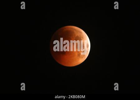 Éclipse lunaire comme vu à Jaipur, Rajasthan, Inde sur, 28 juillet 2018. La plus longue éclipse lunaire du 21st siècle fait tourner la lune en rouge.(photo de Vishal Bhatnagar/NurPhoto) Banque D'Images