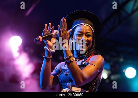 Fatoumata Diawara se produit en direct à Carroponte Milano, sur 23 juillet 2018. (Photo de Romano Nunziato/NurPhoto) Banque D'Images