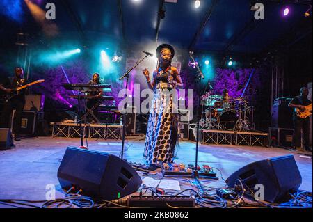 Fatoumata Diawara se produit en direct à Carroponte Milano, sur 23 juillet 2018. (Photo de Romano Nunziato/NurPhoto) Banque D'Images