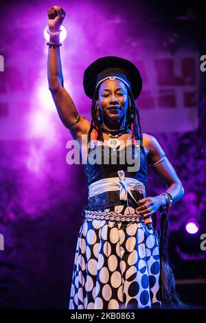 Fatoumata Diawara se produit en direct à Carroponte Milano, sur 23 juillet 2018. (Photo de Romano Nunziato/NurPhoto) Banque D'Images