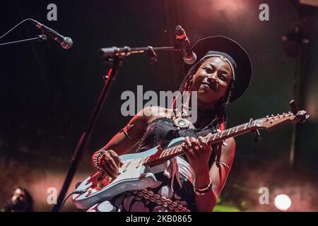 Fatoumata Diawara se produit en direct à Carroponte Milano, sur 23 juillet 2018. (Photo de Romano Nunziato/NurPhoto) Banque D'Images