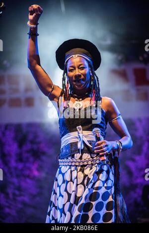 Fatoumata Diawara se produit en direct à Carroponte Milano, sur 23 juillet 2018. (Photo de Romano Nunziato/NurPhoto) Banque D'Images