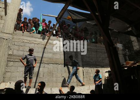 Des parents du Majdi al-Sutari palestinien de 11 ans pleurent lors de ses funérailles dans le camp de réfugiés de Rafah, dans le sud de la bande de Gaza, à 28 juillet 2018, qui mourut de blessures après avoir été abattu par les troupes israéliennes lors des manifestations le long de la frontière la veille. Depuis la fin mars, des violences persistantes ont été perpétrées entre l'armée israélienne et les manifestants palestiniens le long de la frontière entre Gaza et Israël, au cours desquelles au moins 157 Palestiniens ont été tués. (Photo de Majdi Fathi/NurPhoto) Banque D'Images