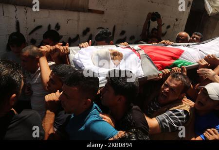 Les coursiers portent le corps du Majdi al-Sutari palestinien de 11 ans lors de ses funérailles dans le camp de réfugiés de Rafah, dans le sud de la bande de Gaza, à 28 juillet 2018, qui est mort de blessures après avoir été abattu par les troupes israéliennes lors des manifestations le long de la frontière la veille. Depuis la fin mars, des violences persistantes ont été perpétrées entre l'armée israélienne et les manifestants palestiniens le long de la frontière entre Gaza et Israël, au cours desquelles au moins 157 Palestiniens ont été tués. (Photo de Majdi Fathi/NurPhoto) Banque D'Images