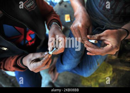 Les agriculteurs choisissent des feuilles de tabac de la meilleure qualité à envoyer à la transformation du tabac dans le village de Mekar Jaya, Garut, West Java, on 26 juillet,2018. L'Indonésie est l'un des plus grands producteurs de tabac au monde. Par les producteurs de tabac, cette plante est souvent appelée « or vert ». Chaque région possède également ses propres saveurs telles que Temanggung, Garut, Madura, Jember, Aceh et Lombok. (Photo de Dasril Roszandi/NurPhoto) Banque D'Images