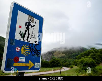 07/25/2018, Espagne. Le Camino de Saint-Jacques (la voie de Saint-Jacques) est un grand réseau d'anciens itinéraires de pèlerin qui s'étendent à travers l'Europe et se rassemblent sur le tombeau de Saint-Jacques (Saint-Jacques en espagnol) à Saint-Jacques-de-Compostelle dans le nord-ouest de l'Espagne. Chaque année, des centaines de milliers de personnes de divers horizons marchent le Camino de Santiago soit par eux-mêmes, soit en groupes organisés. L'itinéraire le plus populaire (qui devient très fréquenté en milieu d'été) est le Camino Francés qui s'étend sur 780 km (près de 500 miles) de Saint-Jean-pied-du-Port en France à Santiago. La coquille festonnée est la plus emblématique Banque D'Images