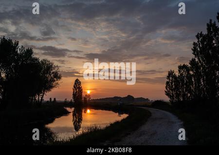 07/25/2018, Espagne. Le Camino de Saint-Jacques (la voie de Saint-Jacques) est un grand réseau d'anciens itinéraires de pèlerin qui s'étendent à travers l'Europe et se rassemblent sur le tombeau de Saint-Jacques (Saint-Jacques en espagnol) à Saint-Jacques-de-Compostelle dans le nord-ouest de l'Espagne. Chaque année, des centaines de milliers de personnes de divers horizons marchent le Camino de Santiago soit par eux-mêmes, soit en groupes organisés. L'itinéraire le plus populaire (qui devient très fréquenté en milieu d'été) est le Camino Francés qui s'étend sur 780 km (près de 500 miles) de Saint-Jean-pied-du-Port en France à Santiago. La coquille festonnée est la plus emblématique Banque D'Images