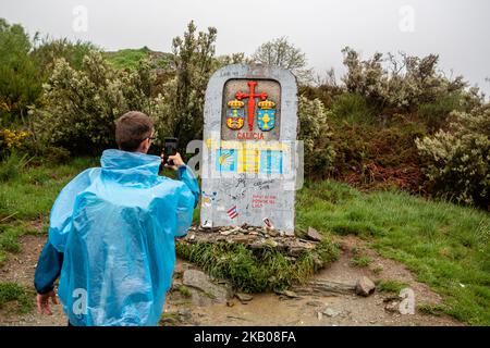 Jalon qui marque l'entrée de la Galice, Espagne, le 25 juillet 2018. Le Camino de Saint-Jacques (la voie de Saint-Jacques) est un grand réseau d'anciens itinéraires de pèlerin qui s'étendent à travers l'Europe et se rassemblent sur le tombeau de Saint-Jacques (Saint-Jacques en espagnol) à Saint-Jacques-de-Compostelle dans le nord-ouest de l'Espagne. Chaque année, des centaines de milliers de personnes de divers horizons marchent le Camino de Santiago soit par eux-mêmes, soit en groupes organisés. L'itinéraire le plus populaire (qui devient très fréquenté en milieu d'été) est le Camino Francés qui s'étend à 780 km (près de 500 miles) de Saint-Jean-pied-du-Port en France t Banque D'Images