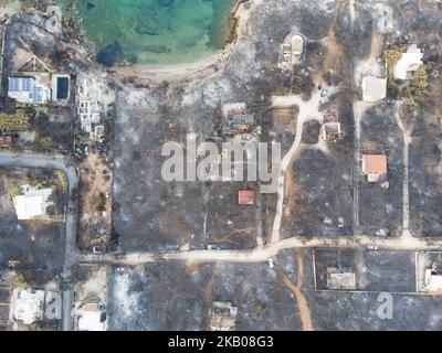 Images aériennes d'un drone de la région dévastée de Mati en Attique, près d'Athènes, Grèce sur 27 juillet 2018. Les forêts, les bâtiments et les voitures sont tous brûlés, laissant derrière eux des cendres. Des incendies de forêt se sont produits sur 23 juillet, et ont fait 92 morts et 25 disparus. Le feu a été le plus meurtrier de l'histoire grecque récente et l'un des plus grands du 21st siècle dans le monde. (Photo par STR/NurPhoto) Banque D'Images