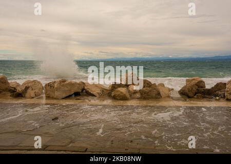 Vagues irrégulières et haute eau sur le front de mer de la ville de Piran en Slovénie à la mi-septembre Banque D'Images