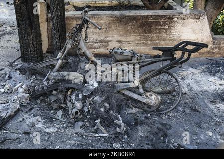 Photos de voitures détruites et brûlées de l'incendie de Mati, Attica, le 23 juillet 2018. Les voitures de la zone plus large de Mati et Neos Voutsas dans l'est de l'Attique près d'Athènes après l'incendie. L'aluminium des roues fond et se liquéfie, la température de fusion de l'aluminium est de 660,3 °C. Le feu qui a eu lieu le 23 juillet 2018 a été l'un des plus fidèles du siècle. Le nombre de morts a été élevé à plus de 90 victimes. Beaucoup de gens manquent encore et la recherche est toujours en cours. La région est toujours sans électricité. Le premier compte a été que 2500 maisons ont été détruites. 28 juillet 2018 - Mati, Banque D'Images