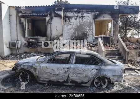 Photos de voitures détruites et brûlées de l'incendie de Mati, Attica, le 23 juillet 2018. Les voitures de la zone plus large de Mati et Neos Voutsas dans l'est de l'Attique près d'Athènes après l'incendie. L'aluminium des roues fond et se liquéfie, la température de fusion de l'aluminium est de 660,3 °C. Le feu qui a eu lieu le 23 juillet 2018 a été l'un des plus fidèles du siècle. Le nombre de morts a été élevé à plus de 90 victimes. Beaucoup de gens manquent encore et la recherche est toujours en cours. La région est toujours sans électricité. Le premier compte a été que 2500 maisons ont été détruites. 28 juillet 2018 - Mati, Banque D'Images