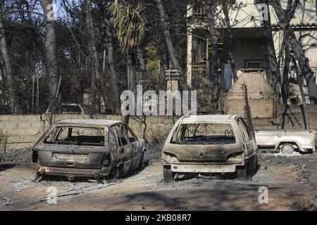 Photos de voitures détruites et brûlées de l'incendie de Mati, Attica, le 23 juillet 2018. Les voitures de la zone plus large de Mati et Neos Voutsas dans l'est de l'Attique près d'Athènes après l'incendie. L'aluminium des roues fond et se liquéfie, la température de fusion de l'aluminium est de 660,3 °C. Le feu qui a eu lieu le 23 juillet 2018 a été l'un des plus fidèles du siècle. Le nombre de morts a été élevé à plus de 90 victimes. Beaucoup de gens manquent encore et la recherche est toujours en cours. La région est toujours sans électricité. Le premier compte a été que 2500 maisons ont été détruites. 28 juillet 2018 - Mati, Banque D'Images