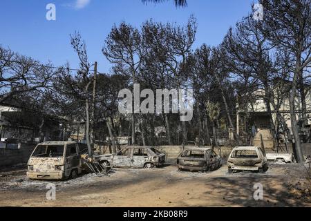 Photos de voitures détruites et brûlées de l'incendie de Mati, Attica, le 23 juillet 2018. Les voitures de la zone plus large de Mati et Neos Voutsas dans l'est de l'Attique près d'Athènes après l'incendie. L'aluminium des roues fond et se liquéfie, la température de fusion de l'aluminium est de 660,3 °C. Le feu qui a eu lieu le 23 juillet 2018 a été l'un des plus fidèles du siècle. Le nombre de morts a été élevé à plus de 90 victimes. Beaucoup de gens manquent encore et la recherche est toujours en cours. La région est toujours sans électricité. Le premier compte a été que 2500 maisons ont été détruites. 28 juillet 2018 - Mati, Banque D'Images