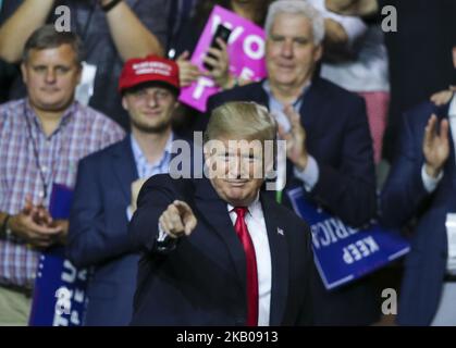 Le président Donald J. Trump reconnaît la foule après avoir pris la parole lors de son rassemblement Make America Great Again Tuesday, 31 juillet 2018 au parc des expositions de l'État de Floride à Tampa, en Floride. (Photo de Thomas O'Neill/NurPhoto) Banque D'Images