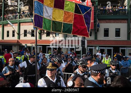 Des rangées d'officiers de police de Chicago entourent les entrées de Wrigley Field, bloquant les manifestants qui protestent contre la violence par les armes à feu à Chicago sur 2 août 2018. Les organisateurs de la marche appellent à la démission du maire Rahm Emanuel et du surintendant de la police de Chicago Eddie Johnson et veulent attirer l'attention sur la violence par les armes à feu et la pauvreté des côtés sud et ouest de Chicago. (Photo de Max Herman/NurPhoto) Banque D'Images