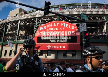 Des rangées d'officiers de police de Chicago entourent les entrées de Wrigley Field, bloquant les manifestants qui protestent contre la violence par les armes à feu à Chicago sur 2 août 2018. Les organisateurs de la marche appellent à la démission du maire Rahm Emanuel et du surintendant de la police de Chicago Eddie Johnson et veulent attirer l'attention sur la violence par les armes à feu et la pauvreté des côtés sud et ouest de Chicago. (Photo de Max Herman/NurPhoto) Banque D'Images