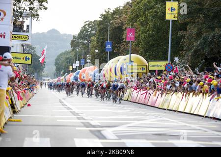 Les cyclistes s'approchent de la ligne d'arrivée lors de la première étape de la Tour de Bologne à Cracovie, en Pologne, sur 4 août 2018. (Photo par Dominika Zarzycka/NurPhoto) Banque D'Images