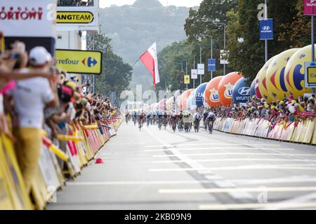 Les cyclistes s'approchent de la ligne d'arrivée lors de la première étape de la Tour de Bologne à Cracovie, en Pologne, sur 4 août 2018. (Photo par Dominika Zarzycka/NurPhoto) Banque D'Images