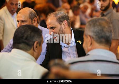 Les responsables du Hamas, Husam Badran (C) et Khalil al-Hayya (2nd-R), assistent à une réunion avec des factions palestiniennes à Gaza, à Gaza, sur 5 août 2018. (Photo de Majdi Fathi/NurPhoto) Banque D'Images