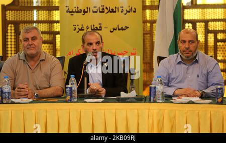 Les responsables du Hamas, Husam Badran (C) et Khalil al-Hayya (2nd-R), assistent à une réunion avec des factions palestiniennes à Gaza, à Gaza, sur 5 août 2018. (Photo de Majdi Fathi/NurPhoto) Banque D'Images