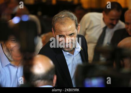 Les responsables du Hamas, Husam Badran (C) et Khalil al-Hayya (2nd-R), assistent à une réunion avec des factions palestiniennes à Gaza, à Gaza, sur 5 août 2018. (Photo de Majdi Fathi/NurPhoto) Banque D'Images