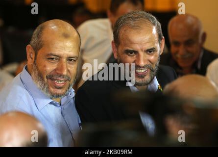 Les responsables du Hamas, Husam Badran (C) et Khalil al-Hayya (2nd-R), assistent à une réunion avec des factions palestiniennes à Gaza, à Gaza, sur 5 août 2018. (Photo de Majdi Fathi/NurPhoto) Banque D'Images