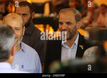 Les responsables du Hamas, Husam Badran (C) et Khalil al-Hayya (2nd-R), assistent à une réunion avec des factions palestiniennes à Gaza, à Gaza, sur 5 août 2018. (Photo de Majdi Fathi/NurPhoto) Banque D'Images