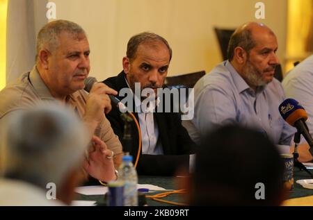 Les responsables du Hamas, Husam Badran (C) et Khalil al-Hayya (2nd-R), assistent à une réunion avec des factions palestiniennes à Gaza, à Gaza, sur 5 août 2018. (Photo de Majdi Fathi/NurPhoto) Banque D'Images