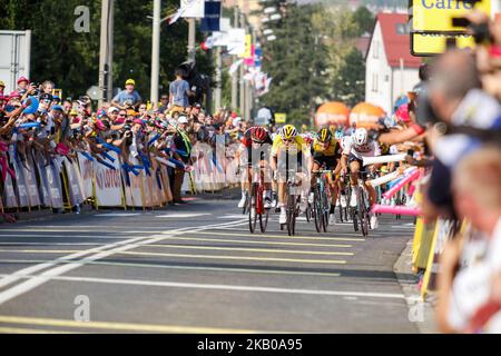 Les cyclistes s'approchent de la ligne d'arrivée dans les rues de Bielsko-Biala pendant la cinquième étape de la course cycliste 75th Tour de Bologne, tournée mondiale de l'UCI à Bielsko-Biala, Pologne, 8 août 2018 (photo de Dominika Zarzycka/NurPhoto) Banque D'Images