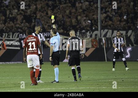 L'arbitre montrant le carton jaune à El Kaddouri (PAOK). PAOK contre Spartak Moscou 3-2 pour la troisième manche de qualification de la Ligue des Champions. PAOK défait Spartak de Moscou au stade Toumba à Thessalonique, Grèce avec des scores de 3 à 2. Les deux premiers buts atteints de Spartak, d'Ivelin Popov à 7' et de Quincy Promes à 17. PAOK a retouché à 29' avec Aleksander Prijovic avec une pénalité, Dimitris Limnios à 37' et Dimitris Pelkas à 44'. Spartak a également perdu une pénalité comme le gardien de but de PAOK sauvé avec succès par Alexandros Paschalakis , la pénalité a été frappé par Quincy Promes. (Photo de Nicolas Economou/NurPhoto) Banque D'Images