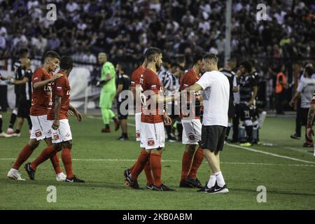 Un peu d'arrêt moitié de la demi-partie pour les joueurs d'hydrater et de se détendre comme la température était élevée. PAOK contre Spartak Moscou 3-2 pour la troisième manche de qualification de la Ligue des Champions. PAOK défait Spartak de Moscou au stade Toumba à Thessalonique, Grèce avec des scores de 3 à 2. Les deux premiers buts atteints de Spartak, d'Ivelin Popov à 7' et de Quincy Promes à 17. PAOK a retouché à 29' avec Aleksander Prijovic avec une pénalité, Dimitris Limnios à 37' et Dimitris Pelkas à 44'. Spartak a également perdu une pénalité comme le gardien de but de PAOK sauvé avec succès par Alexandros Paschalakis , la pénalité a été frappé par Quincy Promes. (P Banque D'Images