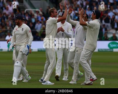 Stuart Broad, en Angleterre, célèbre le LBW à Dinesh Karthik, en Inde, lors du match de 4th jours de test de la série internationale 2nd entre l'Angleterre et l'Inde au terrain de cricket Lords, à Londres, en Angleterre, le 12 août 2018. (Photo par action Foto Sport/NurPhoto) Banque D'Images