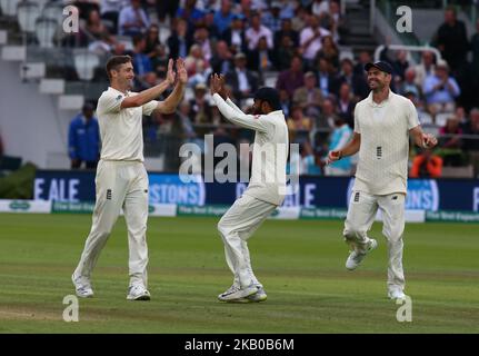 Le Chris Woakes d'Angleterre célèbre la prise de Go Ishant Sharma de l'Inde et attrapée par le pape d'Angleterre Ollie lors de la série internationale de tests 2nd Test 4th jours match entre l'Angleterre et l'Inde au terrain de cricket Lords, Londres, Angleterre, le 12 août 2018. (Photo par action Foto Sport/NurPhoto) Banque D'Images