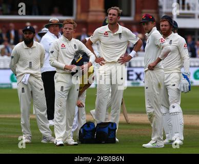 Le pape Ollie d'Angleterre de l'Adil Rashid d'Angleterre fait ses débuts, l'Angleterre de Stuart Broad l'Angleterre de Joe Root et de l'Angleterre de Jonny Bairstow en attente de la décision de l'arbitre de match lors du match international Test Series 2nd Test 4th jours match entre l'Angleterre et l'Inde au terrain de cricket Lords, Londres, Angleterre le 12 août 2018. (Photo par action Foto Sport/NurPhoto) Banque D'Images