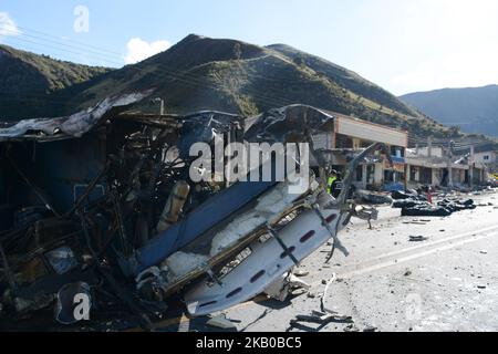 À Cochauco, situé au kilomètre 8 de l'autoroute Pifo - Papallacta, un bus international de Colombie s'est écrasé, causant la mort de 24 personnes de nationalité colombienne et vénézuélienne et faisant 19 blessés, à Cochauco, en Équateur, mardi 14 août 2018. La société internationale de tourisme Cotrans Especiales del Oriente, a couvert la route Neiva, Pitalito, Mocoa, Villa Garzon, la Hormiga, San Miguel, Lago Agrio à Sucummmíos et Quito. Les cuperops ont été placées dans des gaines noires. (Photo par Carlos Arias / PRESSOUTH / NurPhoto) Banque D'Images