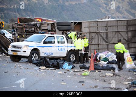 À Cochauco, situé au kilomètre 8 de l'autoroute Pifo - Papallacta, un bus international de Colombie s'est écrasé, causant la mort de 24 personnes de nationalité colombienne et vénézuélienne et faisant 19 blessés, à Cochauco, en Équateur, mardi 14 août 2018. La société internationale de tourisme Cotrans Especiales del Oriente, a couvert la route Neiva, Pitalito, Mocoa, Villa Garzon, la Hormiga, San Miguel, Lago Agrio à Sucummmíos et Quito. Les cuperops ont été placées dans des gaines noires. (Photo par Carlos Arias / PRESSOUTH / NurPhoto) Banque D'Images