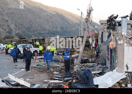 À Cochauco, situé au kilomètre 8 de l'autoroute Pifo - Papallacta, un bus international de Colombie s'est écrasé, causant la mort de 24 personnes de nationalité colombienne et vénézuélienne et faisant 19 blessés, à Cochauco, en Équateur, mardi 14 août 2018. La société internationale de tourisme Cotrans Especiales del Oriente, a couvert la route Neiva, Pitalito, Mocoa, Villa Garzon, la Hormiga, San Miguel, Lago Agrio à Sucummmíos et Quito. Les cuperops ont été placées dans des gaines noires. (Photo par Carlos Arias / PRESSOUTH / NurPhoto) Banque D'Images