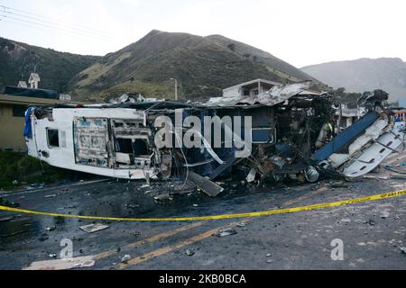 À Cochauco, situé au kilomètre 8 de l'autoroute Pifo - Papallacta, un bus international de Colombie s'est écrasé, causant la mort de 24 personnes de nationalité colombienne et vénézuélienne et faisant 19 blessés, à Cochauco, en Équateur, mardi 14 août 2018. La société internationale de tourisme Cotrans Especiales del Oriente, a couvert la route Neiva, Pitalito, Mocoa, Villa Garzon, la Hormiga, San Miguel, Lago Agrio à Sucummmíos et Quito. Les cuperops ont été placées dans des gaines noires. (Photo par Carlos Arias / PRESSOUTH / NurPhoto) Banque D'Images