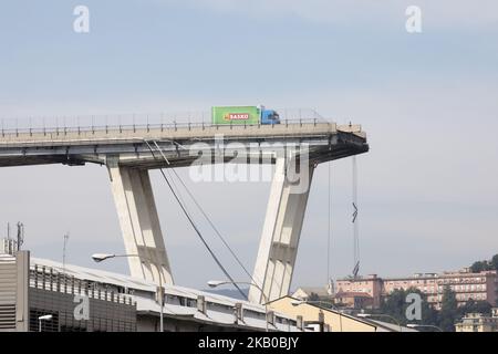 Les vestiges du pont autoroutier de Morandi se dresse après s'être partiellement effondré à Gênes, en Italie, le mardi 14 août 2018. Le célèbre pont de l'autoroute A10 qui relia la région de Ligurie avec le sud de l'Italie s'est effondré avec de nombreuses victimes. (Photo de Mauro Ujetto/NurPhoto) Banque D'Images