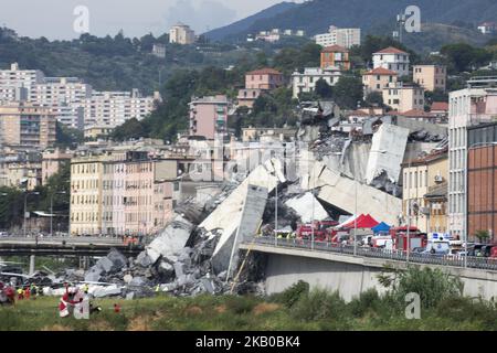 Les vestiges du pont autoroutier de Morandi se dresse après s'être partiellement effondré à Gênes, en Italie, le mardi 14 août 2018. Le célèbre pont de l'autoroute A10 qui relia la région de Ligurie avec le sud de l'Italie s'est effondré avec de nombreuses victimes. (Photo de Mauro Ujetto/NurPhoto) Banque D'Images